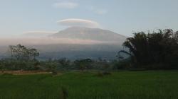 Fenomena Alam, Awan Bertopi di Gunung Lawu